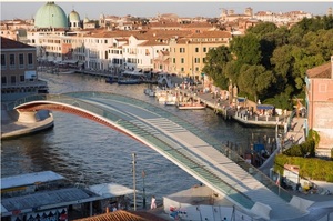 У Венеції новий міст зі скла виявився надто слизьким, архітектора оштрафували