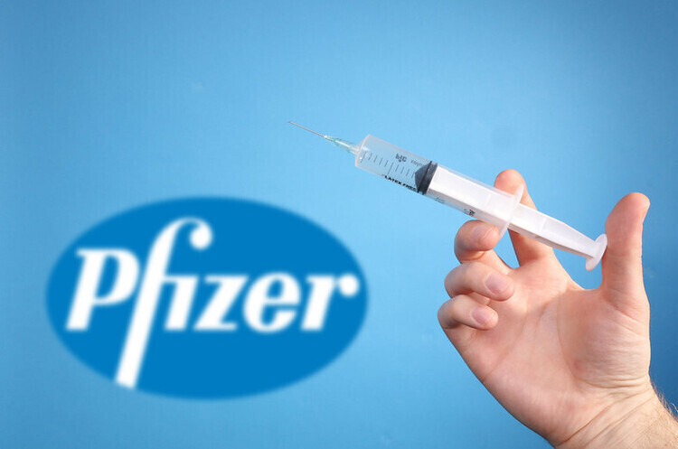 Вакцина від Omicron буде готова у березні – голова Pfizer