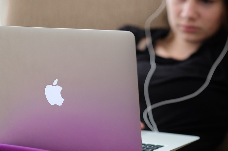 Аналітики повідомили про рекордні продажі ПК та ноутбуків у 2021 році - лідирує Apple