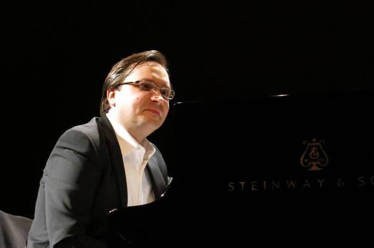 У Колонному залі філармонії заграє піаніст Олексій Гринюк