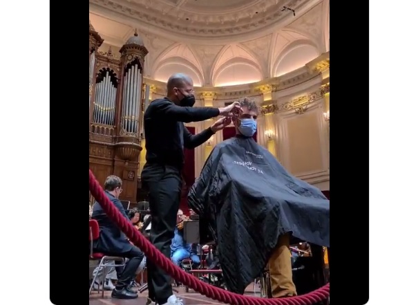 У Нідерландах музеї стали перукарнями та спортзалами, протестуючи проти карантинних обмежень