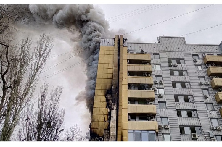 фото ДСНС У Дніпрі загорівся головний офіс «АТБ», пожежа охопила 7 поверхів