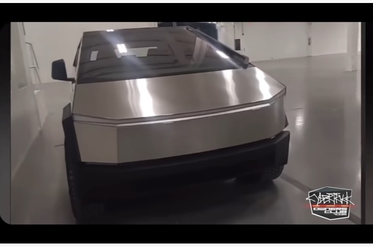 скрін-шот У мережу виклали відео з останньою версією пікапа Tesla Cybertruck