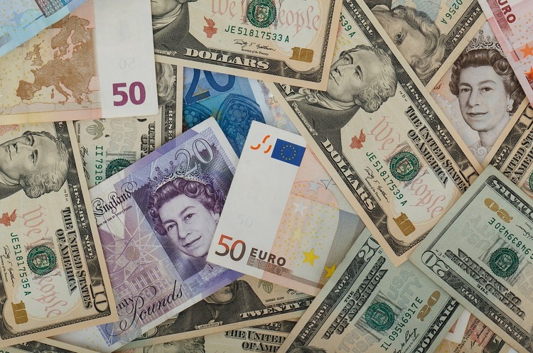 Курси валют на 26 січня: гривня стрімко падає, долар та євро продовжують дорожчати