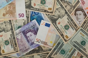 Курси валют на 26 січня: гривня стрімко падає, долар та євро продовжують дорожчати