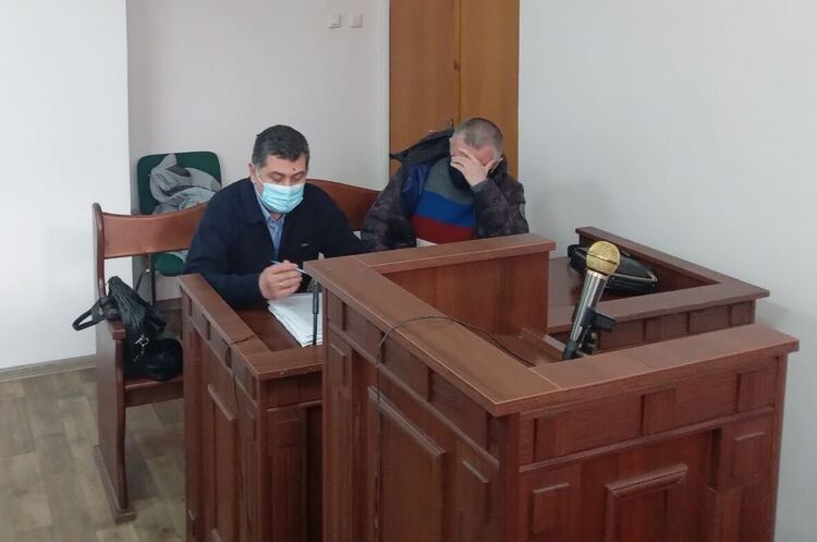 Зліва Денис Дьяков, справа Олексій Каргаполов Адвокат ексголови «Українського професійного банку» напав на журналістку в суді