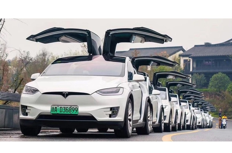 фото DR Tesla відкликає у США майже 54 000 автомобілів через несправність в автопілоті