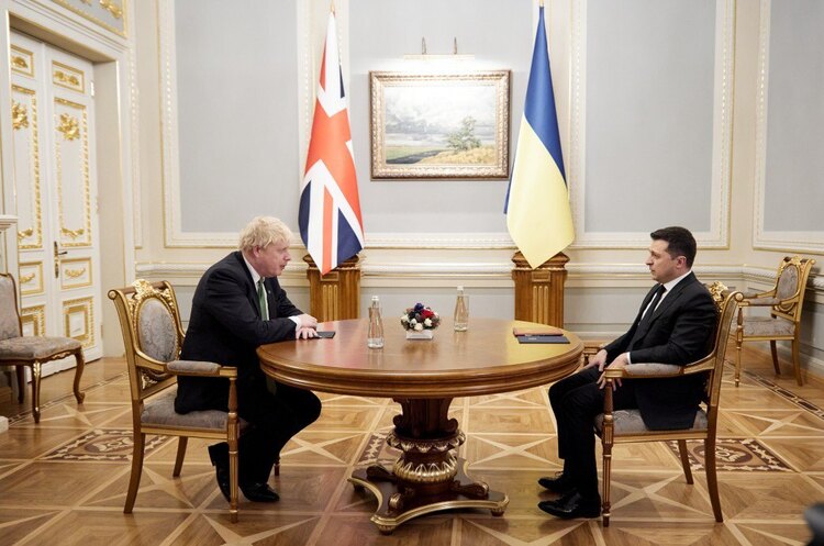 Прем'єр-міністр Великої Британії Борис Джонсон та президент України Володимир Зеленський Великобританія виділяє два млрд фунтів стерлінгів на спільні з Україною проєкти в інфраструктурі та енергетиці