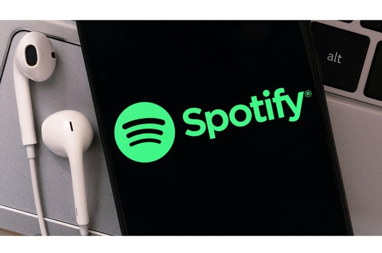 Антиваксовий скандал зі Spotify: музиканти видаляють із сервісу свою музику, вартість платформи падає