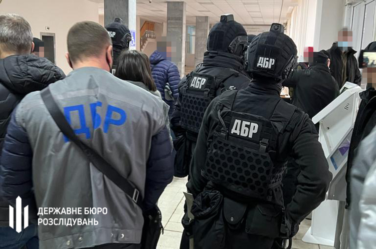 ДБР проводить обшуки у Криворізькій міськраді щодо втрати майже 700 млн грн ДБР проводить обшуки у Криворізькій міськраді щодо втрати майже 700 млн грн