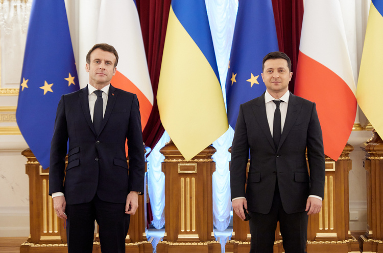 Президент Франції Еммануель Макрон та президент України Володимир Зеленський ОНОВЛЕНО: Франція виділила 1,2 млрд євро допомоги Україні – Зеленський