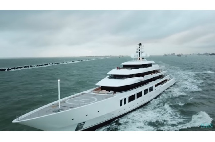 Найбільша, найдорожча, але екологічна: з’явилися фото і відео супер’яхти Джеффа Безоса