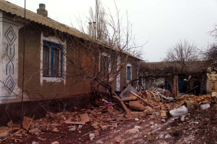 На Луганщині у двір ліцею з 30 учнями потрапив снаряд На Луганщині у двір ліцею з 30 учнями потрапив снаряд