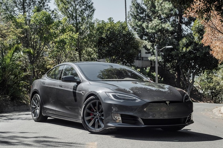 фото DR Щодо Tesla відкрито розслідування через несподіване гальмування автомобілів