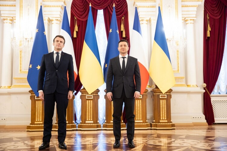 Президент Франції Еммануель Макрон та президент України Володимир Зеленський Зеленський провів термінову розмову з Макроном щодо загострення на фронті