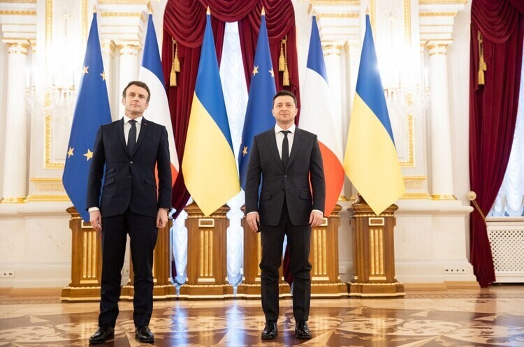 Президент Франції Еммануель Макрон та президент України Володимир Зеленський Зеленський і Макрон підтримали невідкладне скликання ТКГ і негайне введення режиму тиші