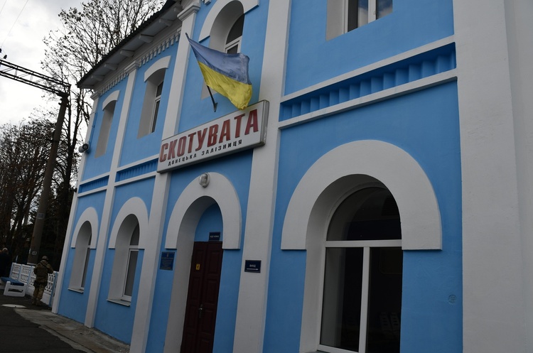 Донецька залізниця обмежила рух поїздів до станції у Нью-Йорку через обстріли окупантів Донецька залізниця обмежила рух поїздів до станції у Нью-Йорку через обстріли окупантів