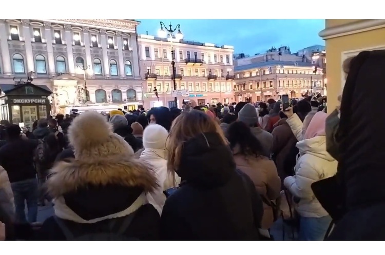 У Москві та інших російських містах проходять масштабні мітинги проти війни з Україною (ВІДЕО)