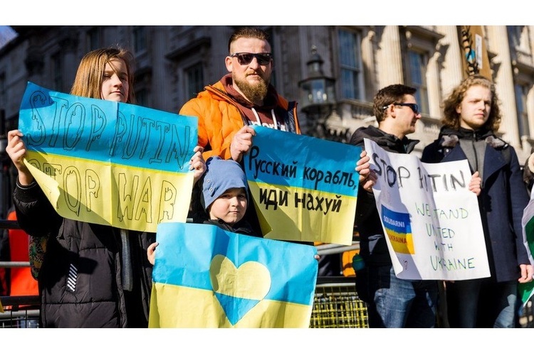 У містах Європи і всього світу люди вийшли з протестами проти вторгнення Росії в Україну