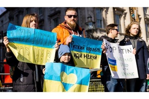 У містах Європи і всього світу люди вийшли з протестами проти вторгнення Росії в Україну