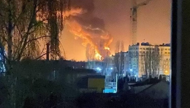 По Василькову нанесли удар: горить нафтобаза