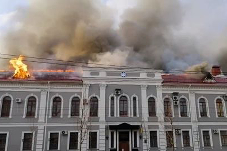 Будівля СБУ в Чернігові після попадання снаряду. Окупанти намагаються знищити Чернігів
