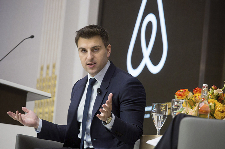 Співзасновник та гендиректор компанії Airbnb Брайан Чеські. Безкоштовне тимчасове житло отримають 100 000 українців від Airbnb