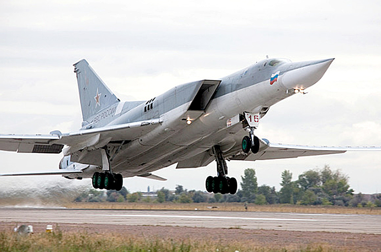 Стратегічний бомбардувальник-ракетоносець Ту-22м3. Стратегічний бомбардувальник росії 16-ма ракетами атакував мирних харків’ян з терен Білорусі