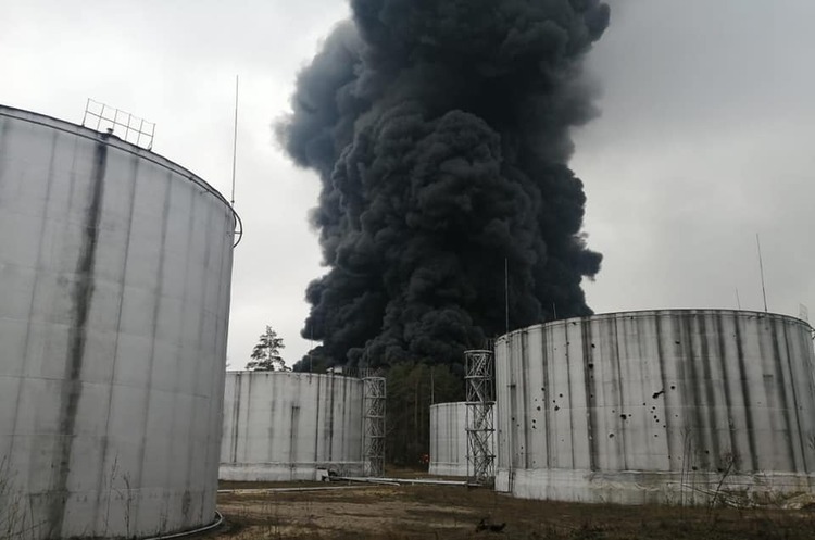 Окупанти влучили снарядом у нафтобазу в Чернігові