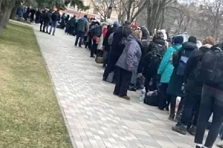 У Маріуполі з 12:00 розпочинається евакуація мирного населення У Маріуполі з 12:00 розпочинається евакуація мирного населення