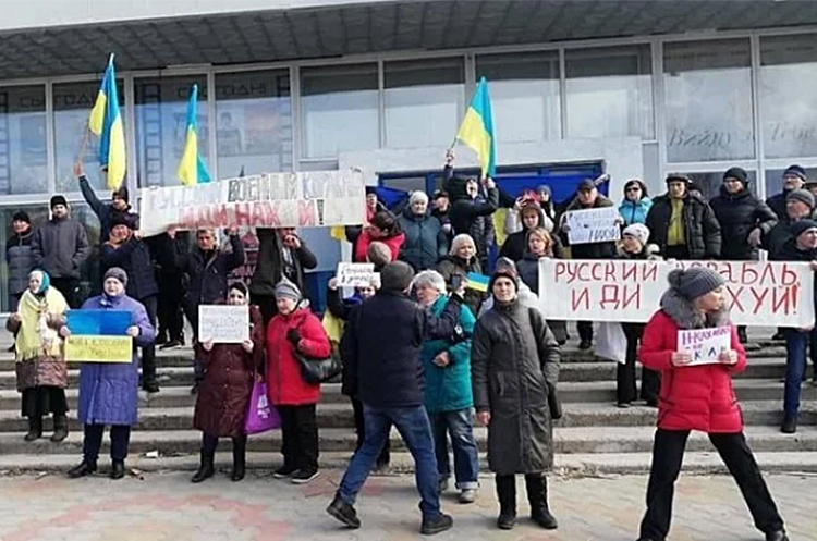 Новая Каховка вышла на митинг под украинскими флагами Новая Каховка вышла на митинг под украинскими флагами
