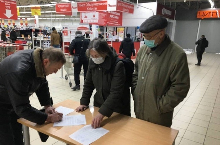 фото DR У Запоріжжі йде масовий збір підписів під зверненням до НАТО про закриття неба над Україною