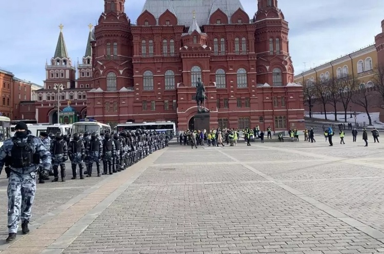 фото «Новая газета» Акції протесту в росії проти війни: протестувальників менше, ніж ОМОНу
