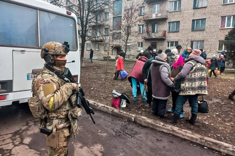 Поліція евакуювала з-під бомбардувань мешканців сіл Волноваського району Поліція евакуювала з-під бомбардувань мешканців сіл Волноваського району