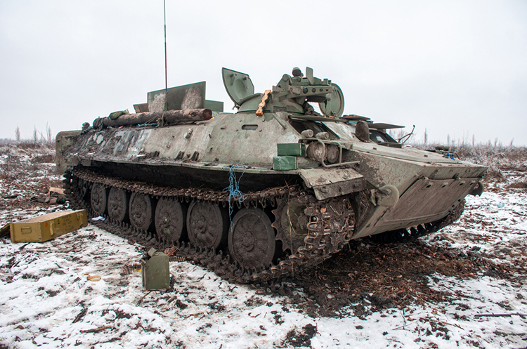 Розбитий російський танк. Україна нанесла найбільший удар по російській армії за десятки років – Зеленський