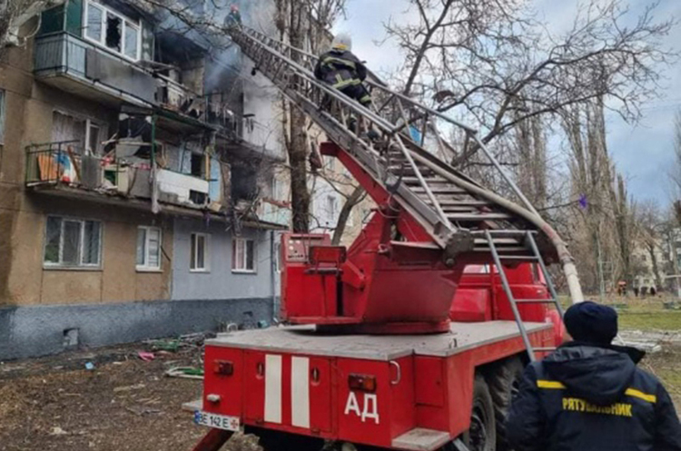 Поліція фіксує наслідки авіаударів у Миколаєві та Баштанці Поліція фіксує наслідки авіаударів у Миколаєві та Баштанці