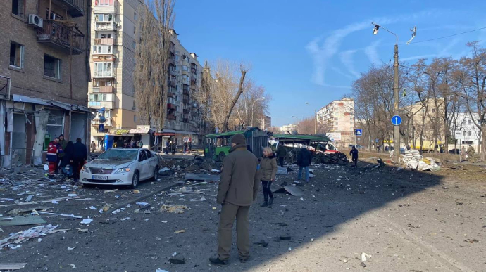 Над Києвом збили ракету, уламки якої впали на житловий будинок Над Києвом збили ракету, уламки якої впали на житловий будинок