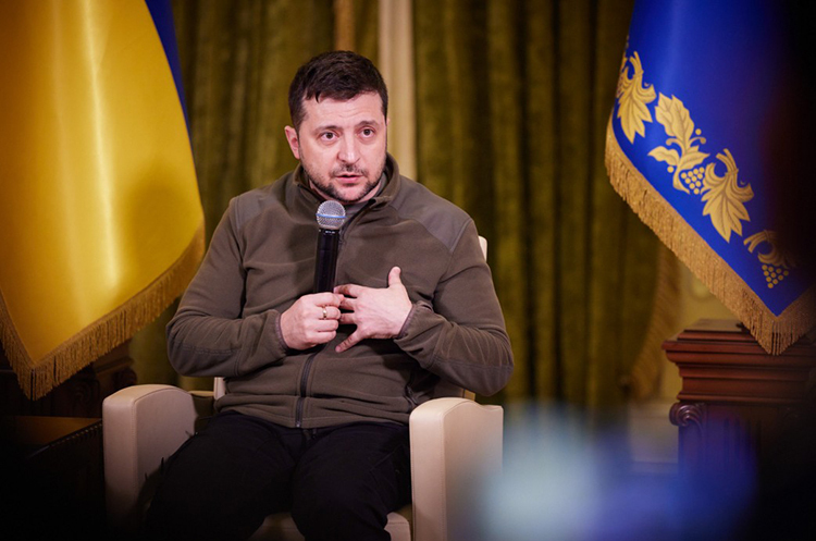 Президент Володимир Зеленський. Зеленський: Завдаємо таких втрат ворогу, що він не знає, де ще шукати допомогу