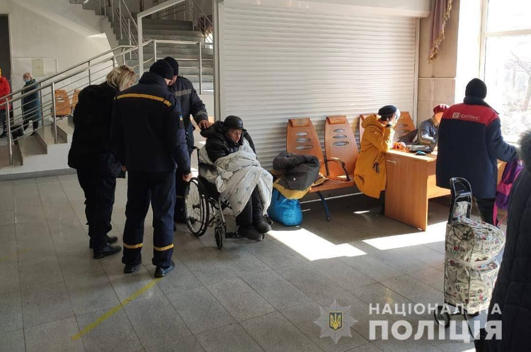 Донеччина: з обстріляних росіянами Вугледара та Авдіївки евакуйовано 148 мирних мешканців Донеччина: з обстріляних росіянами Вугледара та Авдіївки евакуйовано 148 мирних мешканців