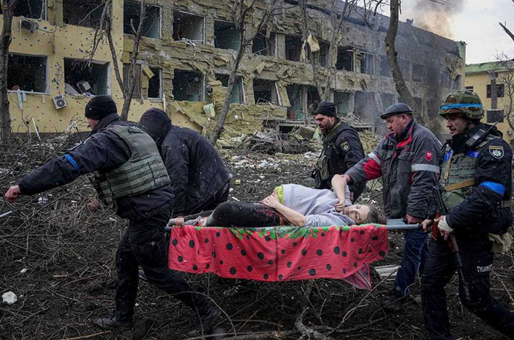 У Маріуполі померла вагітна, яка постраждала під час бомбардування пологового У Маріуполі померла вагітна, яка постраждала під час бомбардування пологового