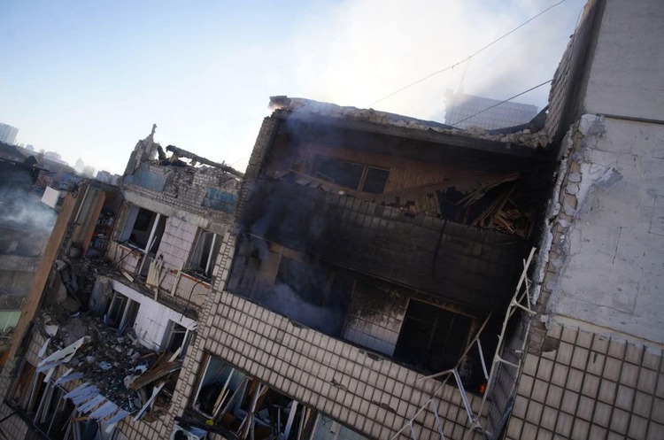 Внаслідок ворожого обстрілу стався обвал у будинку в Шевченківському районі Києва Внаслідок ворожого обстрілу стався обвал у будинку в Шевченківському районі Києва