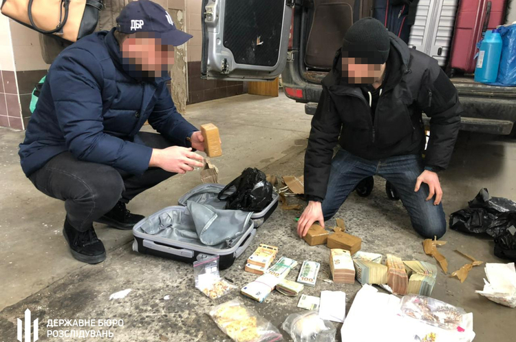 ДБР передало на потреби армії $1 млн, конфіскований на кордоні в українського посла в ЄС ДБР передало на потреби армії $1 млн, конфіскований на кордоні в українського посла в ЄС
