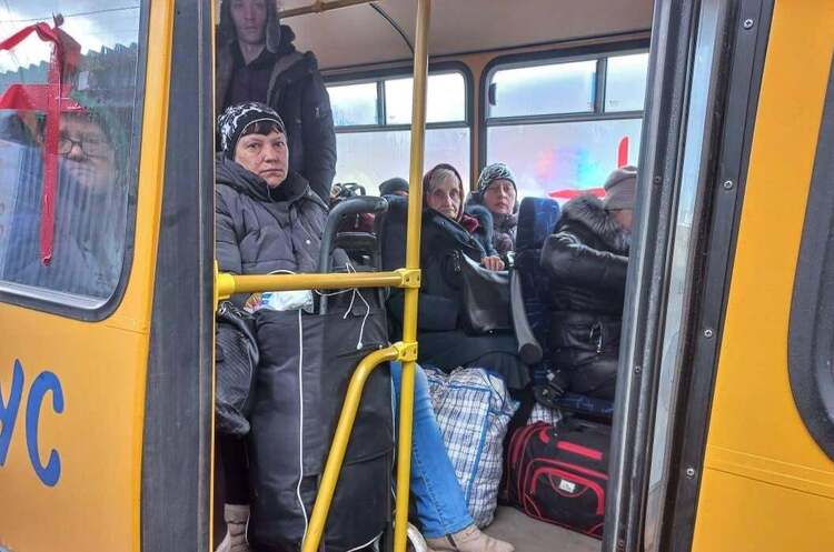 Сьогодні з Донеччини у безпечні місця евакуювали понад 200 людей Сьогодні з Донеччини у безпечні місця евакуювали понад 200 людей