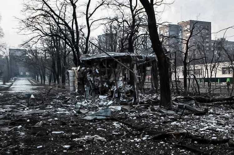фото DR У Маріуполі орки скинули бомбу прямо на Драмтеатр, де ховалися багато людей і дітей - Тарута