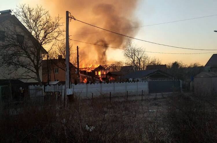Окупанти обстріляли декілька приватних будинків у Києві Окупанти обстріляли декілька приватних будинків у Києві