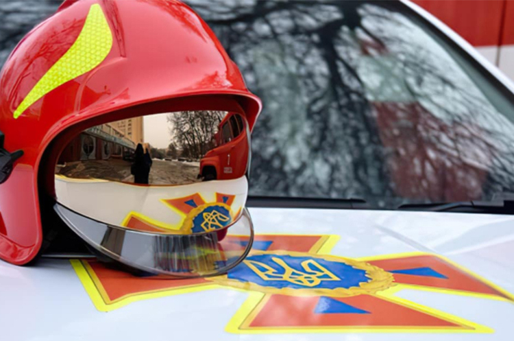 У Києві уламки збитої ракети впали на житловий будинок У Києві уламки збитої ракети впали на житловий будинок