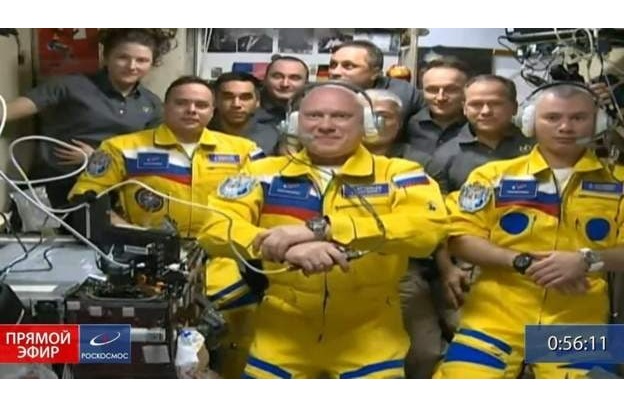 скрін-шот Російські космонавти на МКС одяглися в жовто-блакитну форму