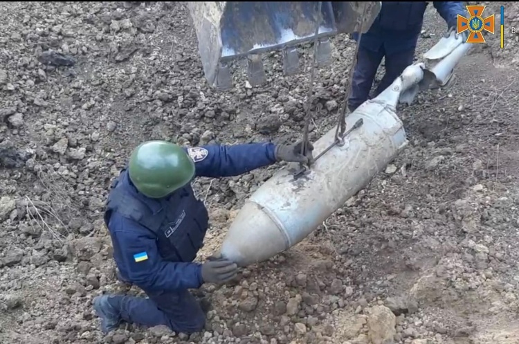 В Одеській області рятувальники знищили фугасну авіабомбу ОФАБ-500 В Одеській області рятувальники знищили фугасну авіабомбу ОФАБ-500