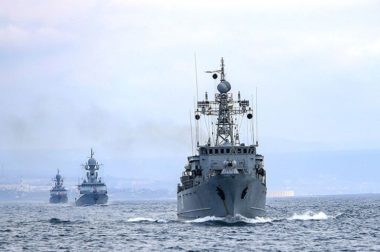 Окупанти вдарили по Маріуполю з бойових кораблів Окупанти вдарили по Маріуполю з бойових кораблів