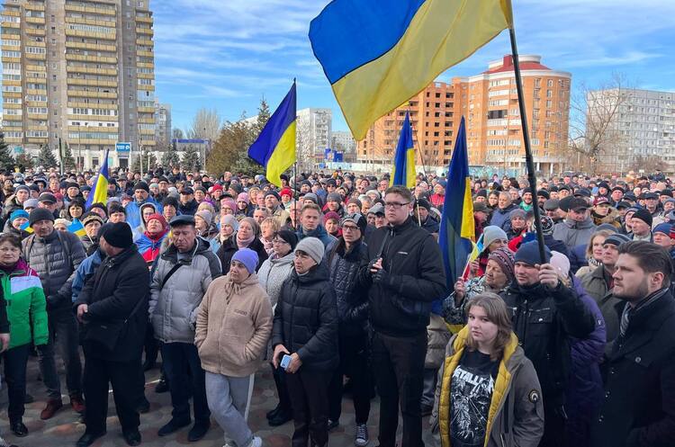 В Енергодарі щонайменше 1,5 тисяч людей вийшли на мітинг і вимагають від окупантів звільнити заступника мера В Енергодарі щонайменше 1,5 тисяч людей вийшли на мітинг і вимагають від окупантів звільнити заступника мера